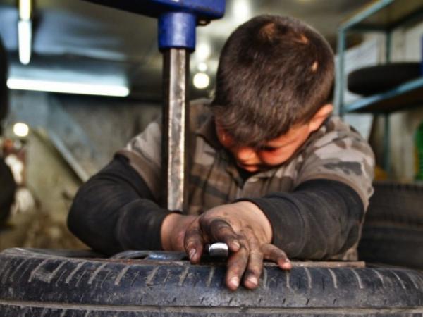 أقدام صغيرة- عمالة الأطفال وتشجيع حق التعليم للأطفال